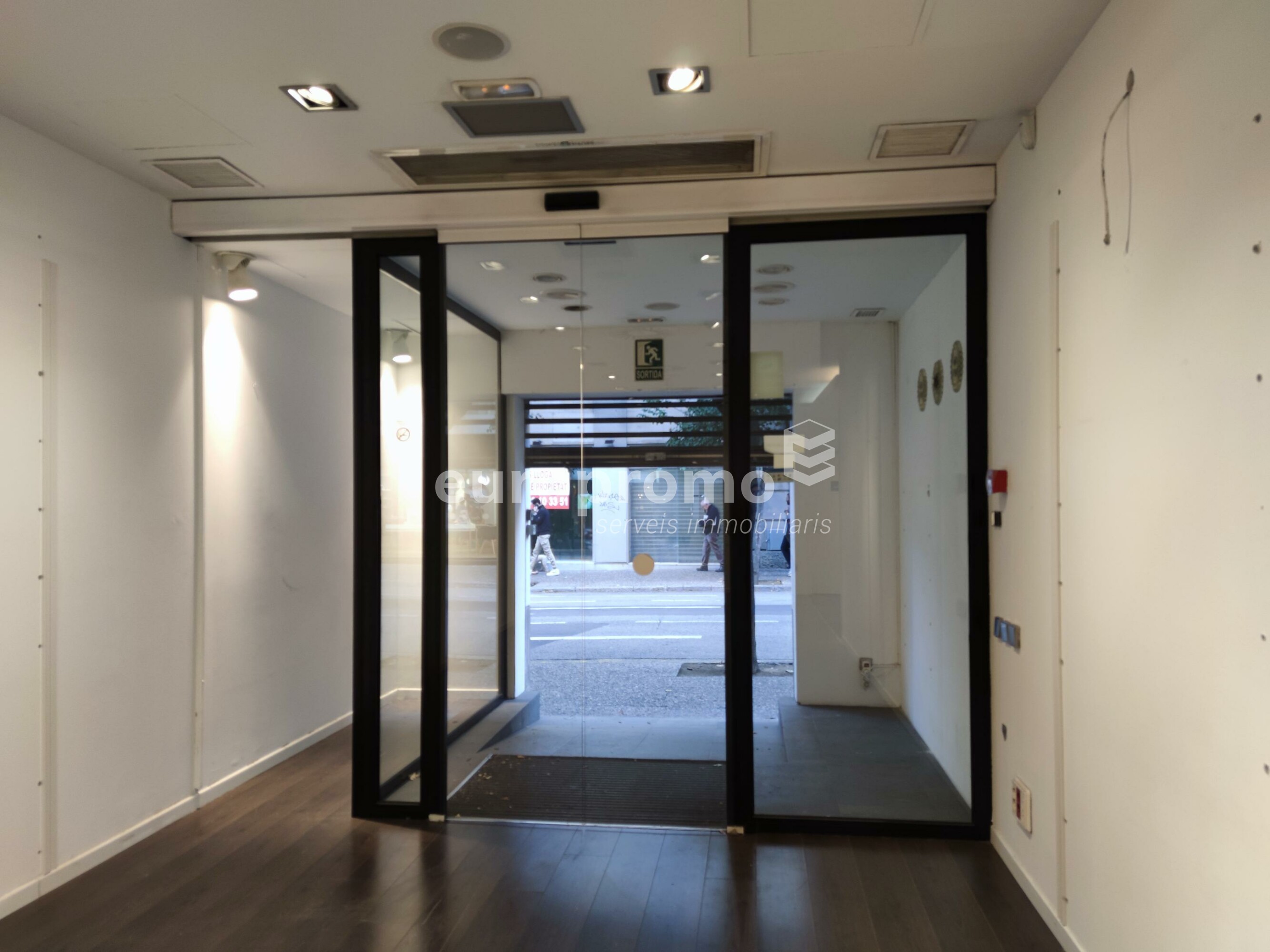 Fantástico local de 78 m² situado a primera línea y mejor zona comercial de la ciudad! 